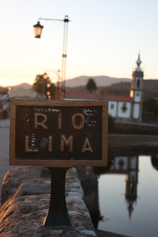 Placa con el nombre del Rio Lima