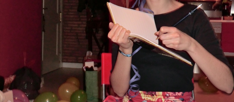 Escribiendo en la libreta