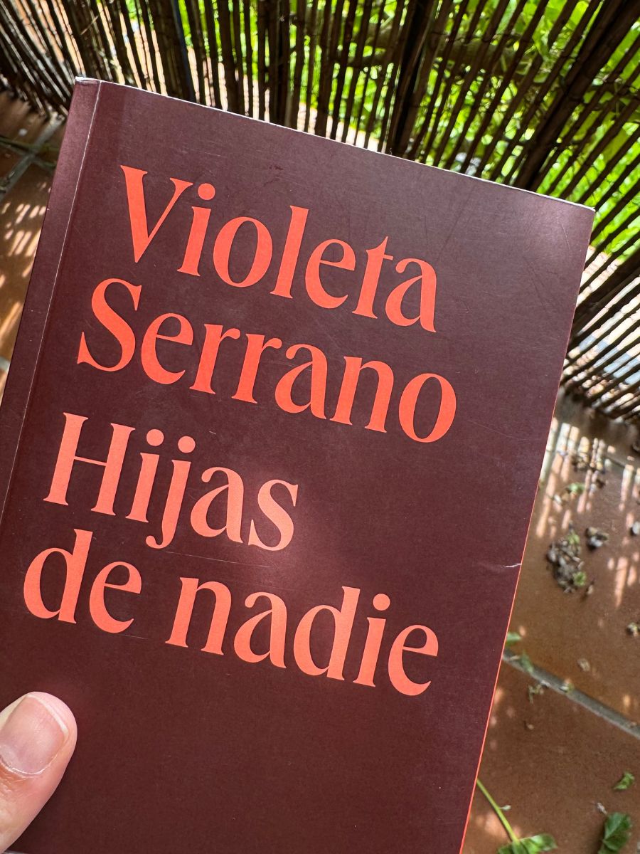 Portada del libro de Violeta Serrano, Hijas de nadie (2024 Mr. Griffin. Colección Mrs. Danvers)