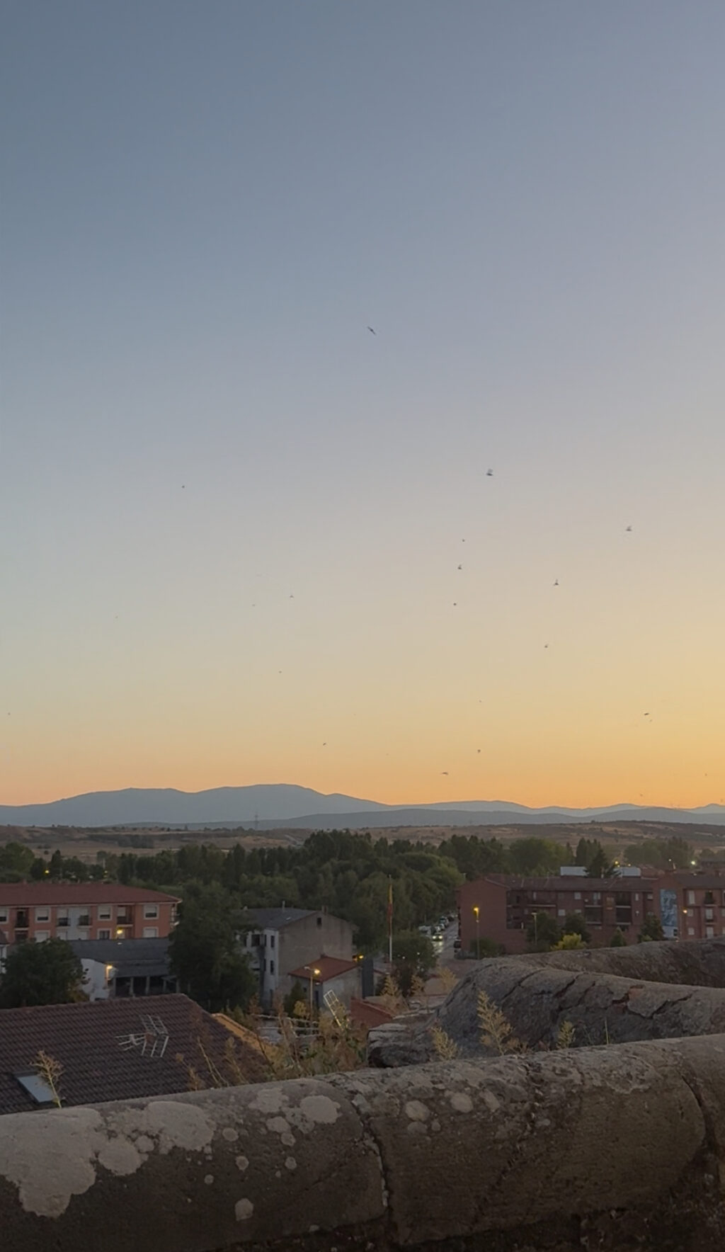 horizonte desde el jardín de la sinagoga en Astorga, León. Teleno y montañas.