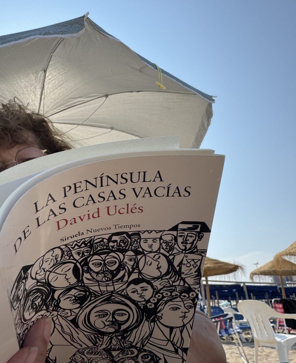 mi madre leyendo en la playa la peninsula de las casas vacías de david ucles-2025