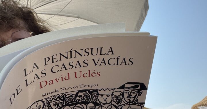 «La península de las casas vacías» no es un libro, es una performance