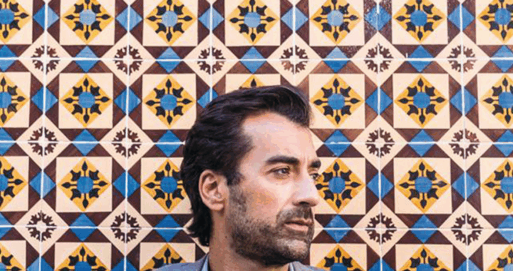 Entrevista: “Era un momento demasiado veloz e intenso, las personas tenían un horizonte muy reducido.”, Hugo Gonçalves sobre su novela Revolución.