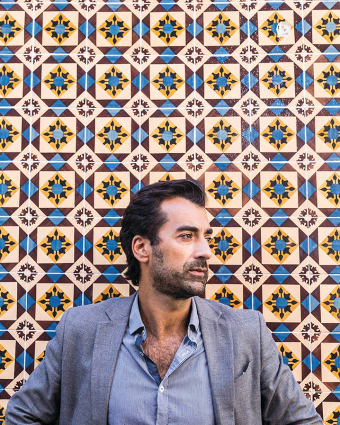Entrevista: “Era un momento demasiado veloz e intenso, las personas tenían un horizonte muy reducido.”, Hugo Gonçalves sobre su novela Revolución.