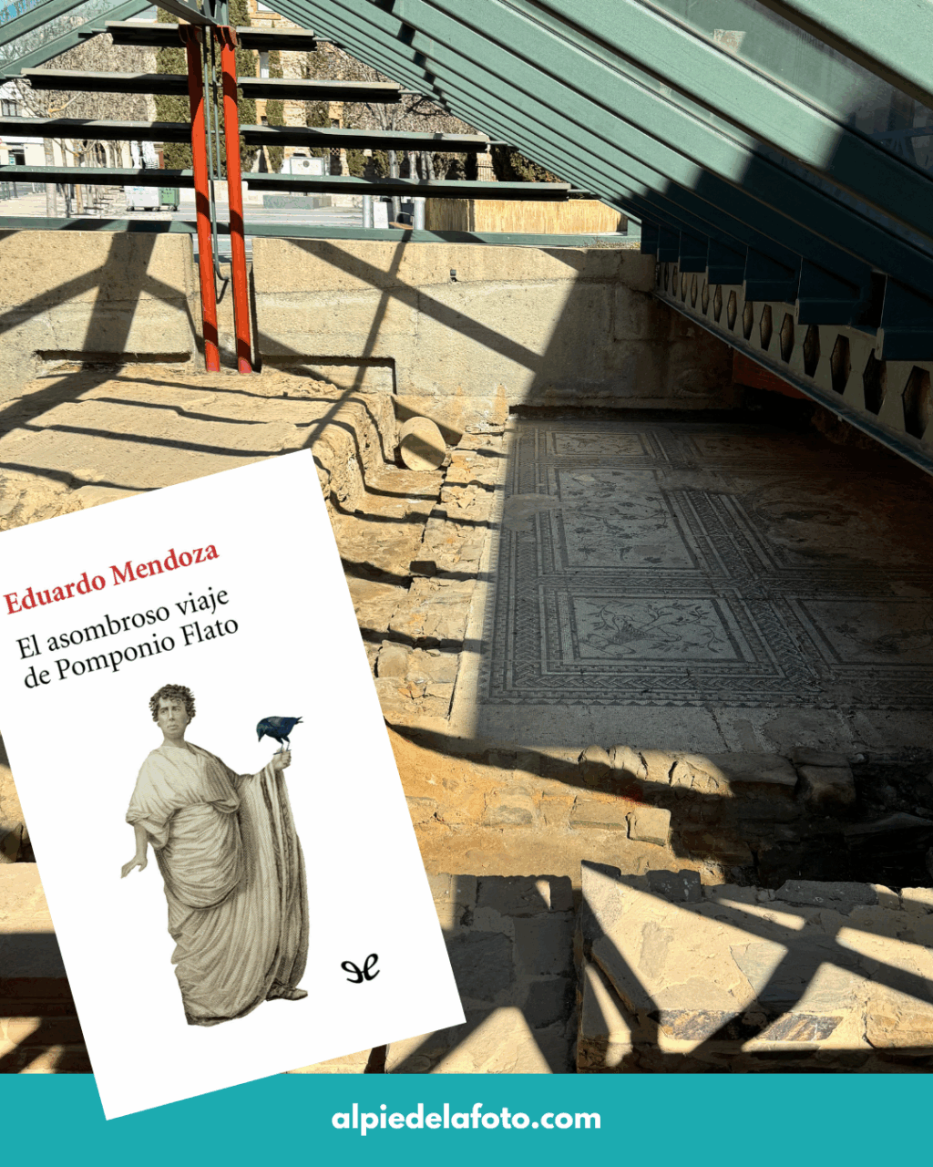 Ruinas romanas de una domus encontrada en el subsuelo de Astorga y portada del libro El asombroso viaje de Pomponio Flato, de Eduardo Mendoza