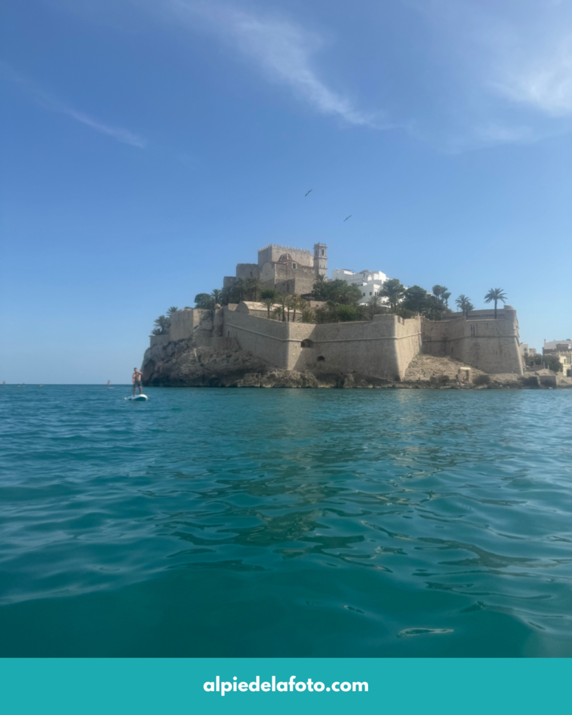 Castillo de peñíscola desde el agua en playa norte. Lele Sorribas - Alpiedelafoto.com