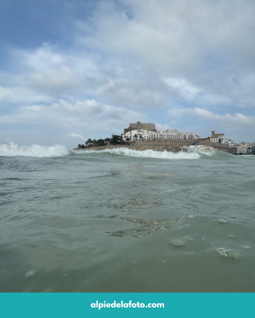 Castillo de Peñíscola desde el mar en un día con oleaje. Playa norte. Lele Sorribas - Alpiedelafoto.com