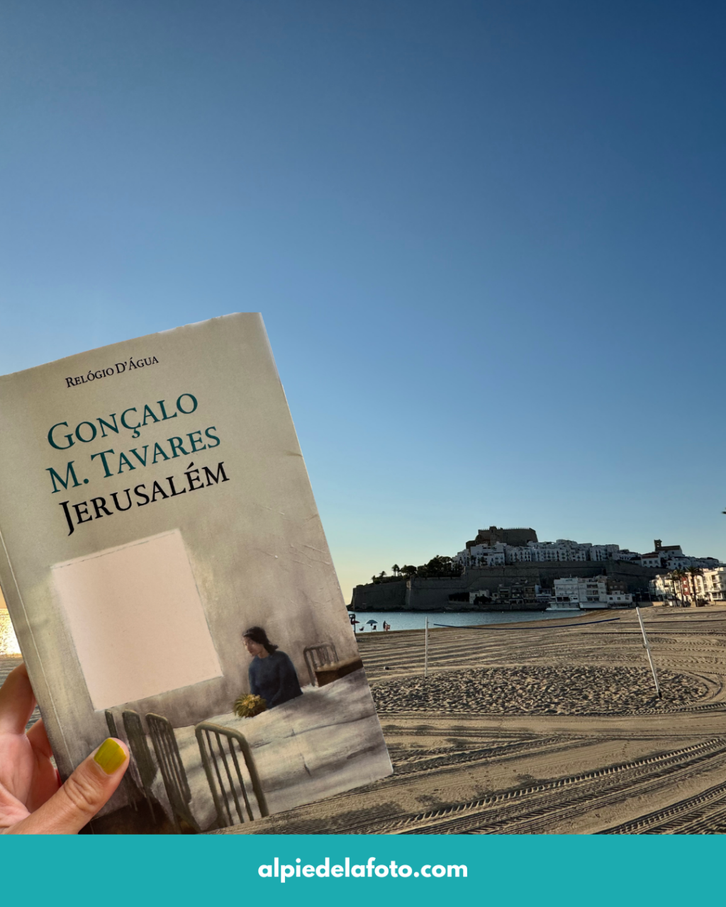Portada del libro Jerusalém de Gonçalo M. Tavares sobre el fondo de la playa y el castillo de Peñíscola. Lele Sorribas - Alpiedelafoto.com