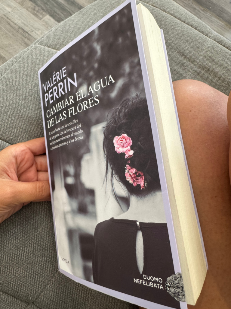 Portada del libro de Valérie Perrin, Cambiar el agua de las flores, de Duomo ediciones